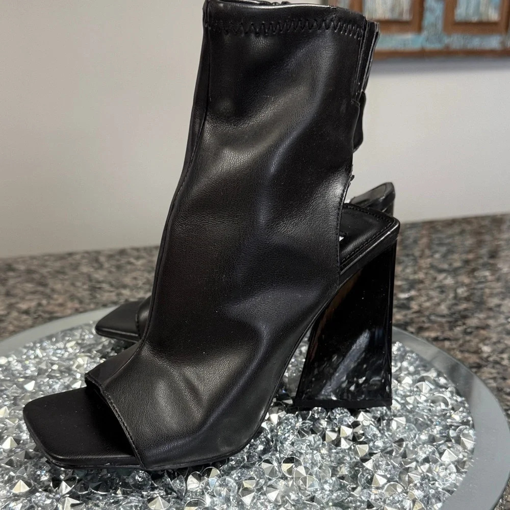 Steve Madden Black Open-Toe triangular Heeled sock Booties MEW 6.5